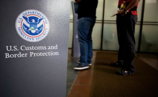 川普旅行禁令升级!43个国家受影响!海关严查,手机被搜、绿卡被夺!律师警告非必要别出境!